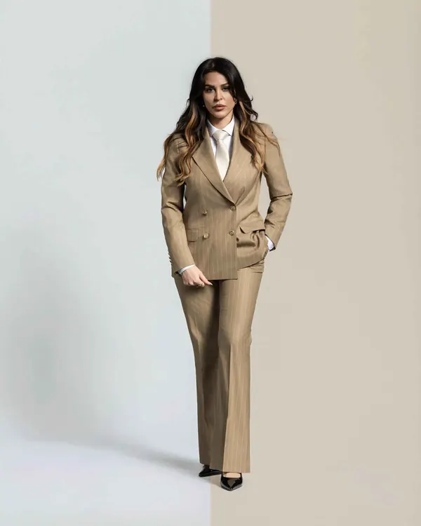 Model in einem beigen Hosenanzug für Damen