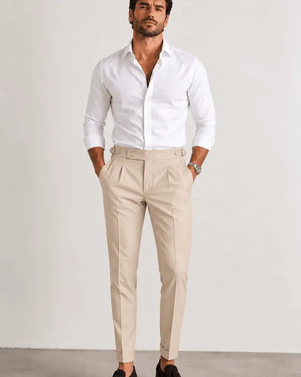 Model in beiger Bundfaltenhose und weissem Hemd