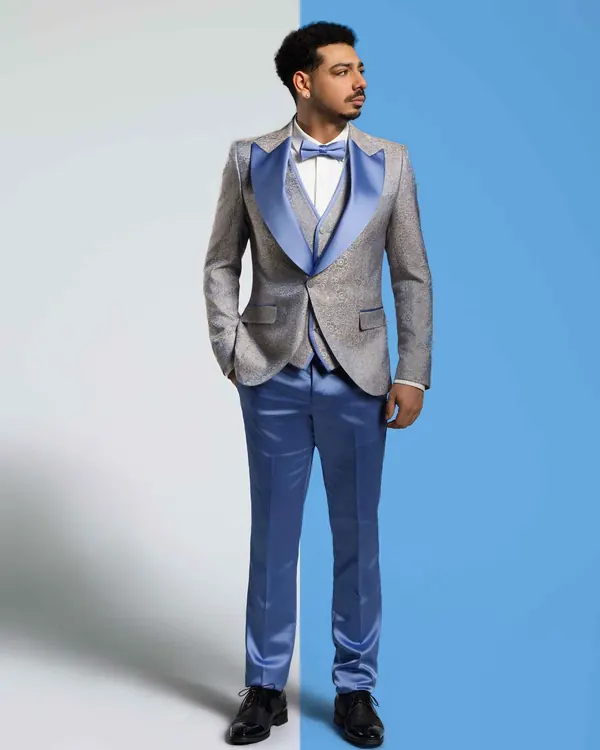 Model im grauen Sakko mit blauem Revers und blauer Hose